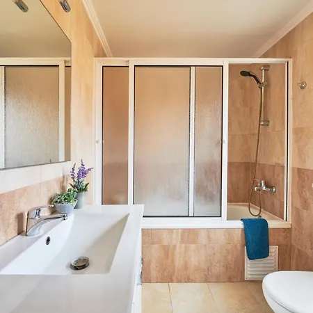 Renovated And Spacious Duplex With Patio, By Timecooler * Лиссабон