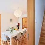 Lägenhet Renovated And Spacious Duplex With Patio, By Timecooler