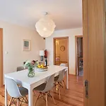 Lägenhet Renovated And Spacious Duplex With Patio, By Timecooler *