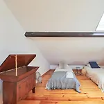 Lägenhet Renovated And Spacious Duplex With Patio, By Timecooler *