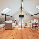 Lägenhet Renovated And Spacious Duplex With Patio, By Timecooler