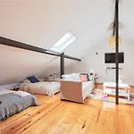 Lägenhet Renovated And Spacious Duplex With Patio, By Timecooler *