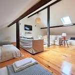 Lägenhet Renovated And Spacious Duplex With Patio, By Timecooler