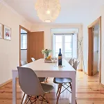 Lägenhet Renovated And Spacious Duplex With Patio, By Timecooler