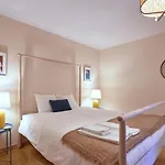 Renovated And Spacious Duplex With Patio, By Timecooler Lägenhet