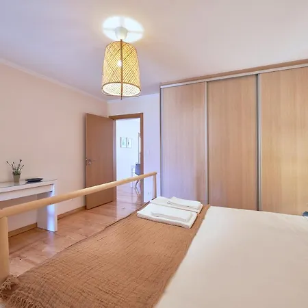 Lägenhet Renovated And Spacious Duplex With Patio, By Timecooler
