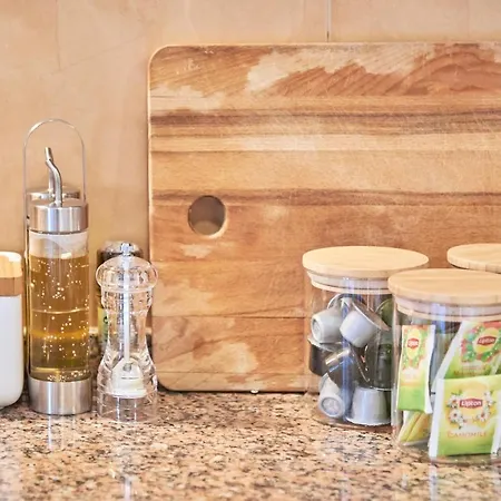 Διαμέρισμα Renovated And Spacious Duplex With Patio, By Timecooler